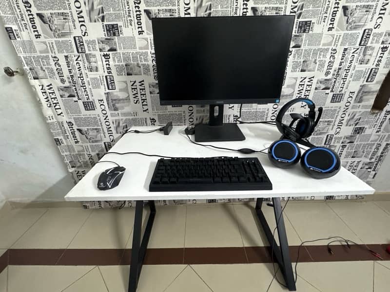 gaming setup (monitor,table,mouse,keyboard,usb hub,speakers,headphone) 0