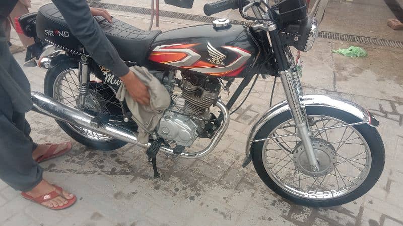 ingion Pake ha koi Kam nhi ha bike ma 4