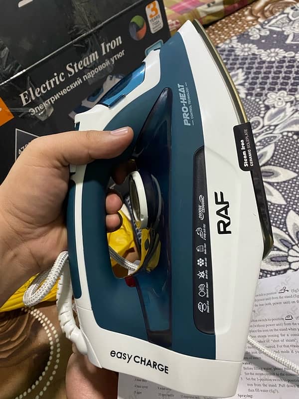 RAF Steam iron with wireless option and stand 1