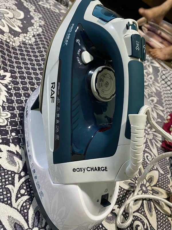 RAF Steam iron with wireless option and stand 3