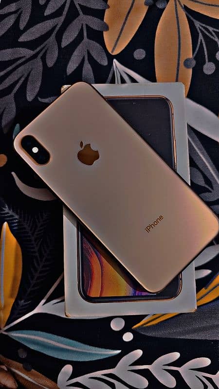 iPhone xs non FU 64  demanding color golden 10/10 condition with box 0