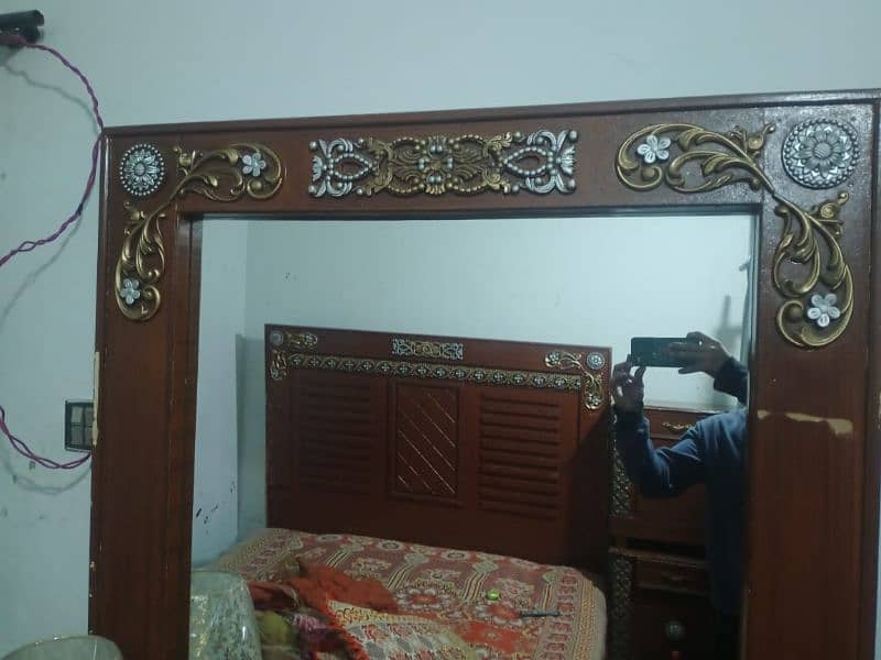 2 side table. 1 bed. 1 mirror dressing table 3