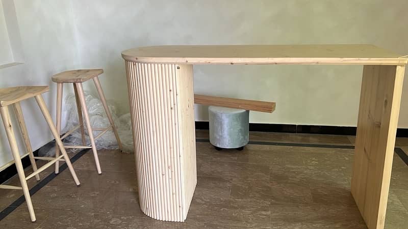 Pine Wood High table and stools from a brand 0