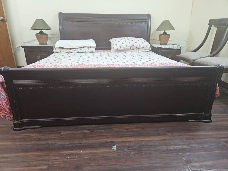 bed for sale in good condition without mattres 0