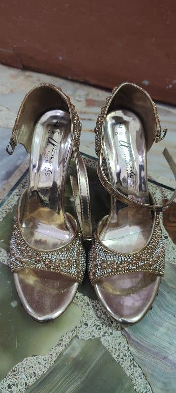 Heel sandal in golden color for party wear 0