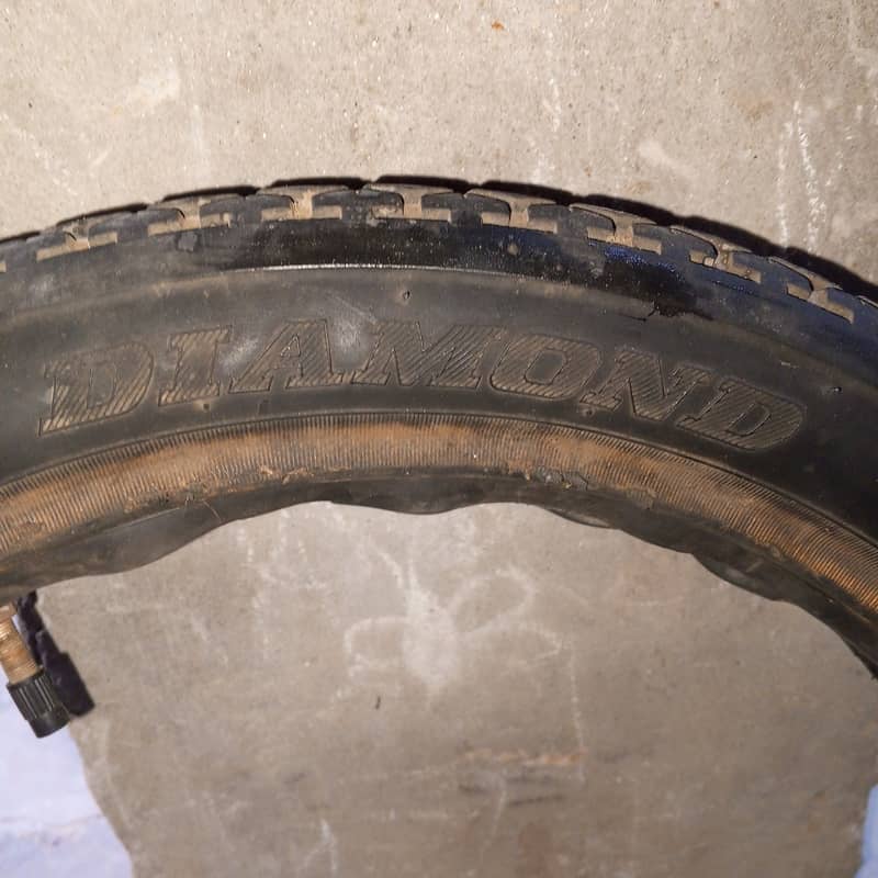 125 back tyre + tube  very cheap price 5