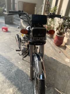 i am selling my 125 2020 model 03057882363