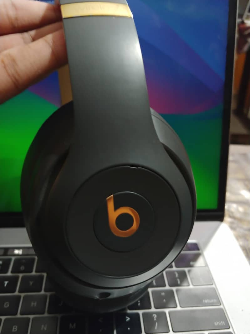 Beats Studio3 Wireless Over-Ear Headphones 1