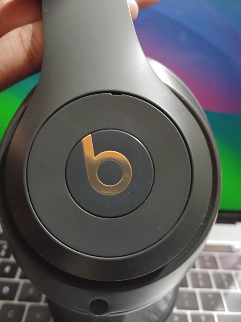 Beats Studio3 Wireless Over-Ear Headphones 6