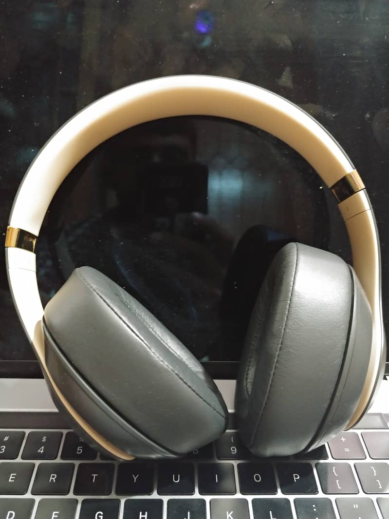 Beats Studio3 Wireless Over-Ear Headphones 7