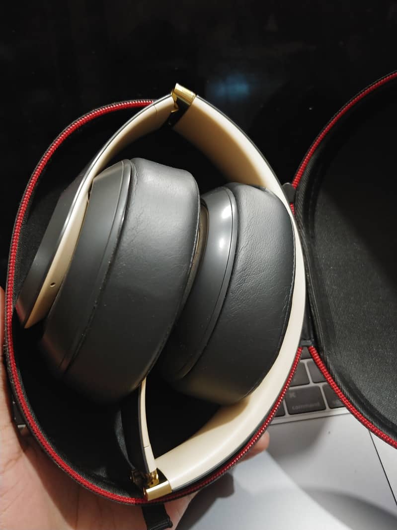 Beats Studio3 Wireless Over-Ear Headphones 8