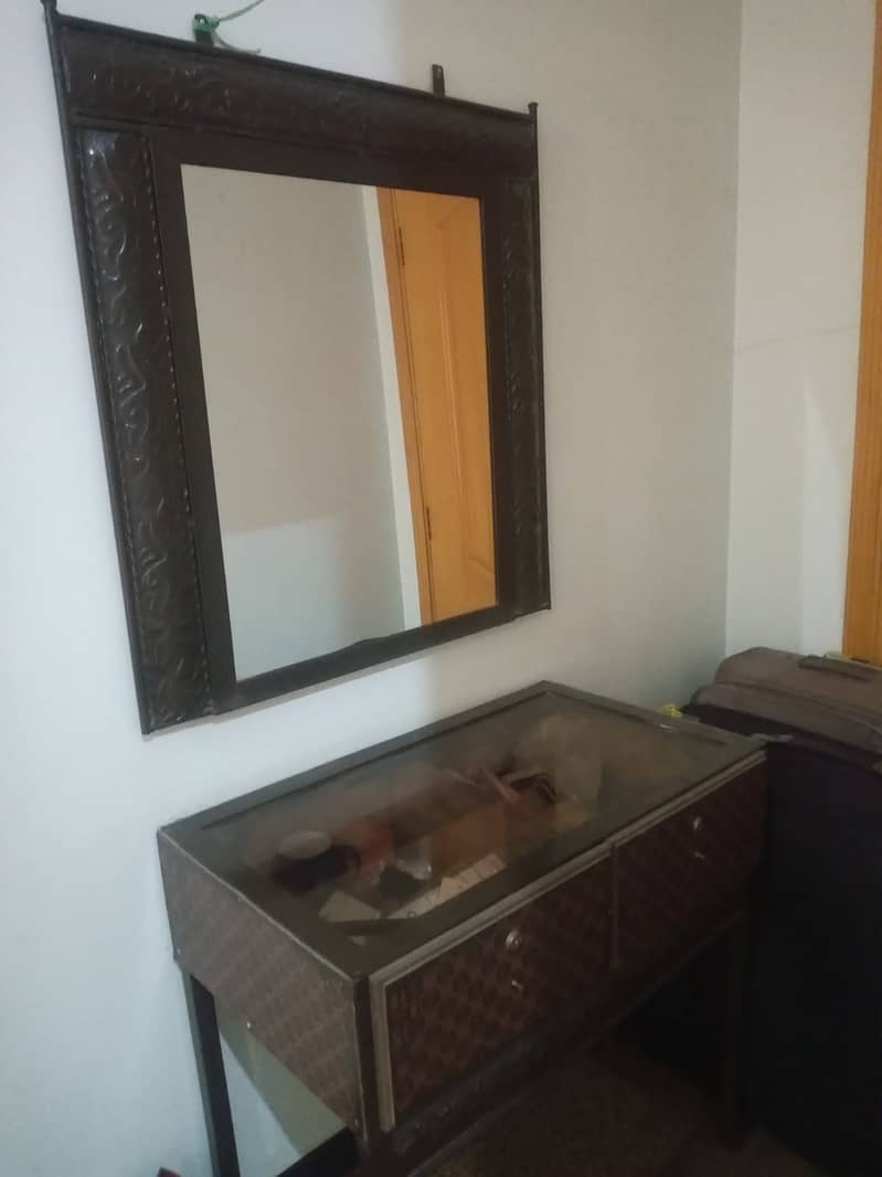 Wroght Iron Bedroom furniure For Sale In Good Condition 3