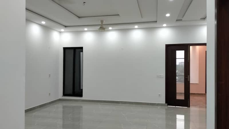 House In Bahria Town - Safari Block Sized 8 Marla Is Available 8