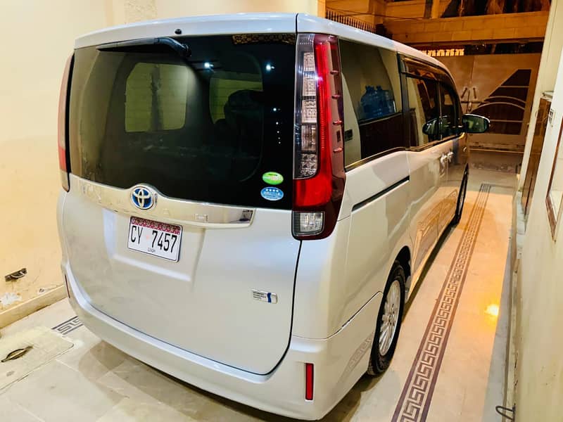 Toyota Noah Hybrid 2014/2020 4