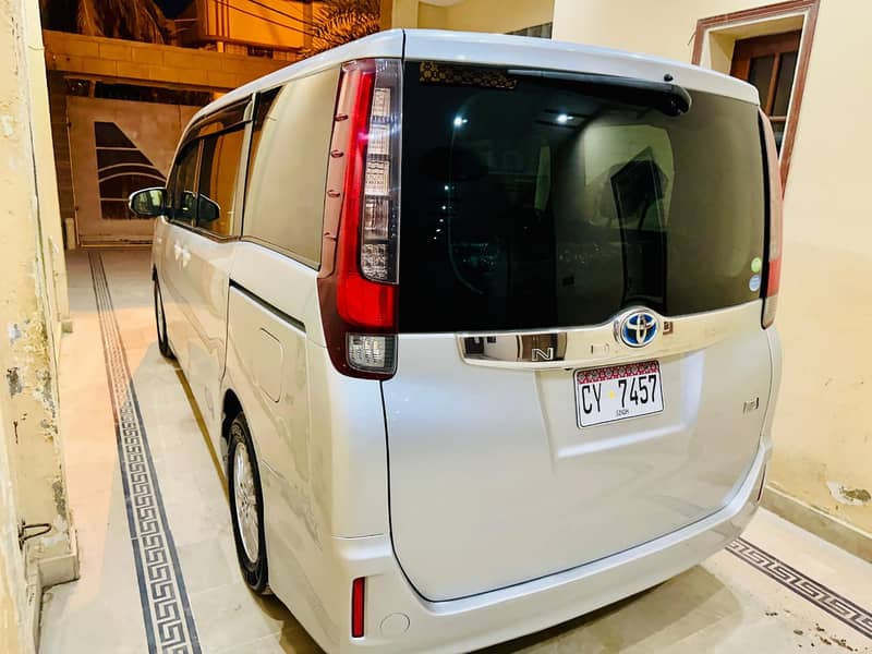 Toyota Noah Hybrid 2014/2020 6