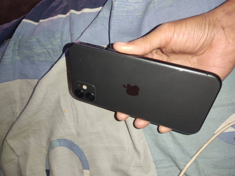 Iphone 11 64gb face ide truton active all ok Dubai say Aya hai no open 0