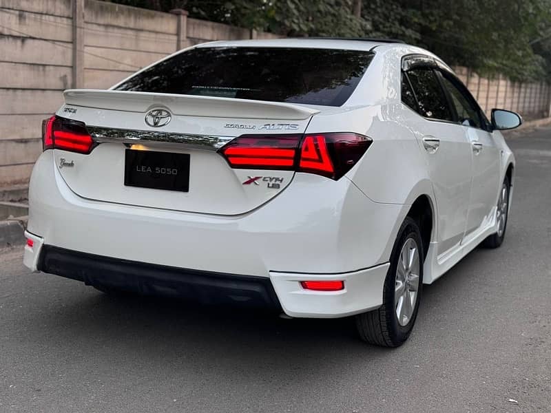 Toyota Corolla Grande 2015/16 1