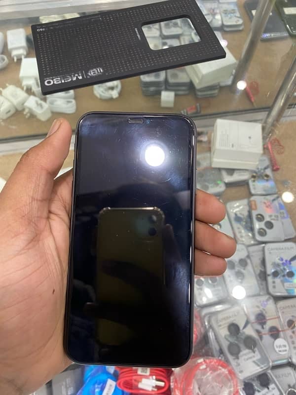 iphone 11 64gb 10 by 10 condition battery helth 82 2