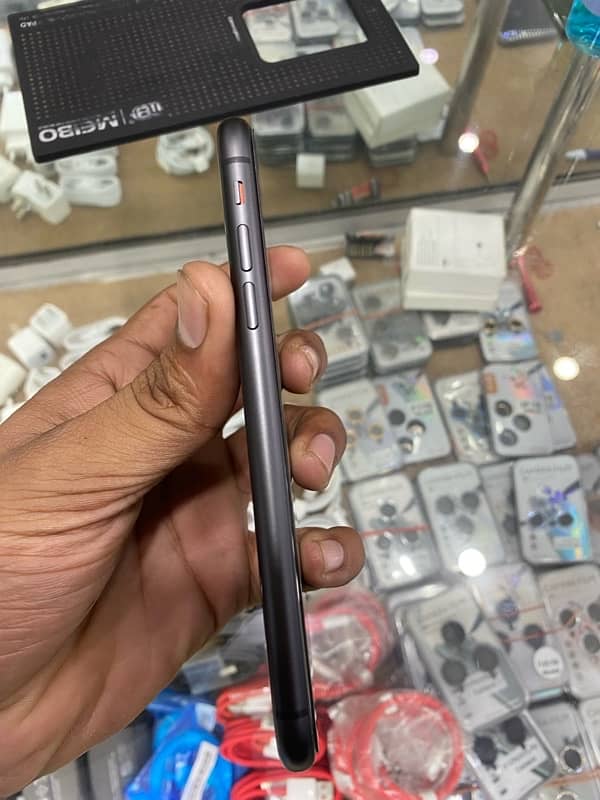 iphone 11 64gb 10 by 10 condition battery helth 82 3