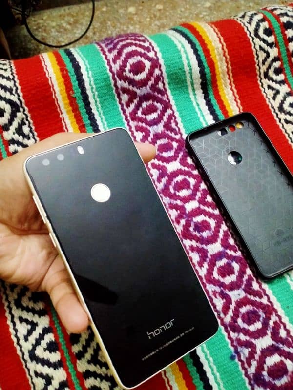 Honor 8 good condition all ok Jis bhi ne Lena Ho Vahi Rabta Karen. . 0