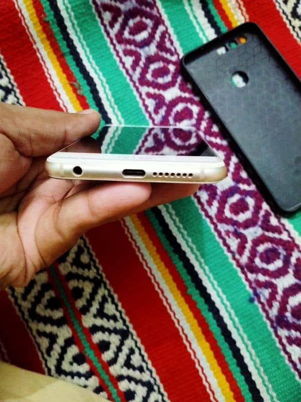 Honor 8 good condition all ok Jis bhi ne Lena Ho Vahi Rabta Karen. . 4