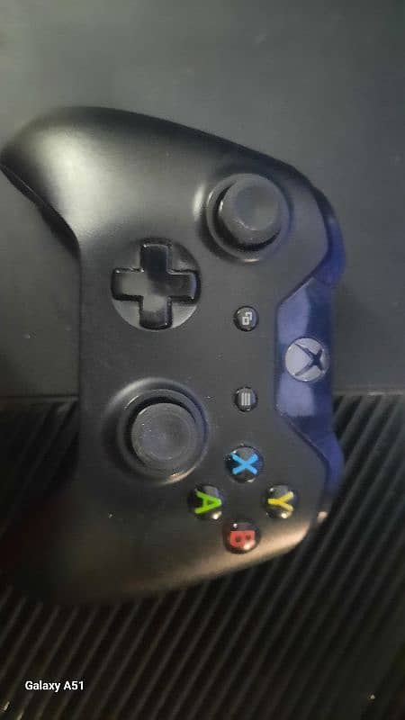 Xbox one 1tb with 2 controllers 3