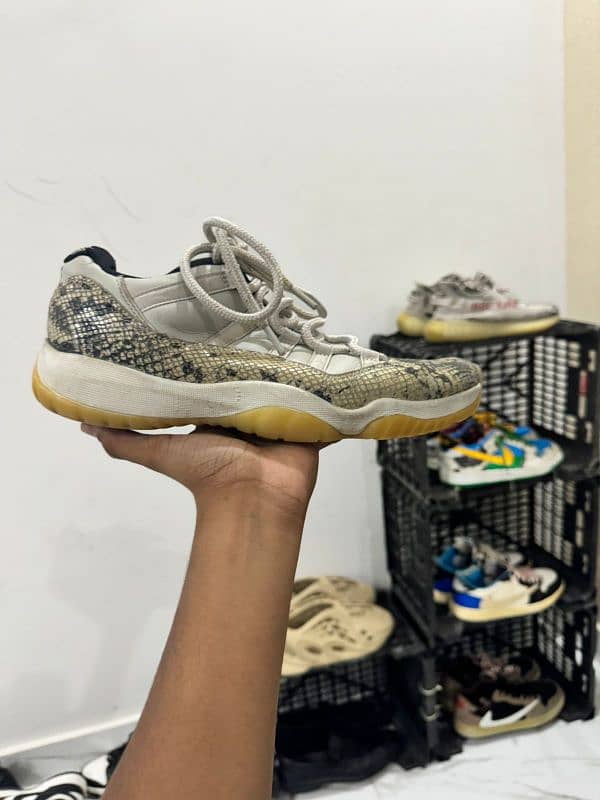 Air jordan 11 retro light bone snakeskin 1