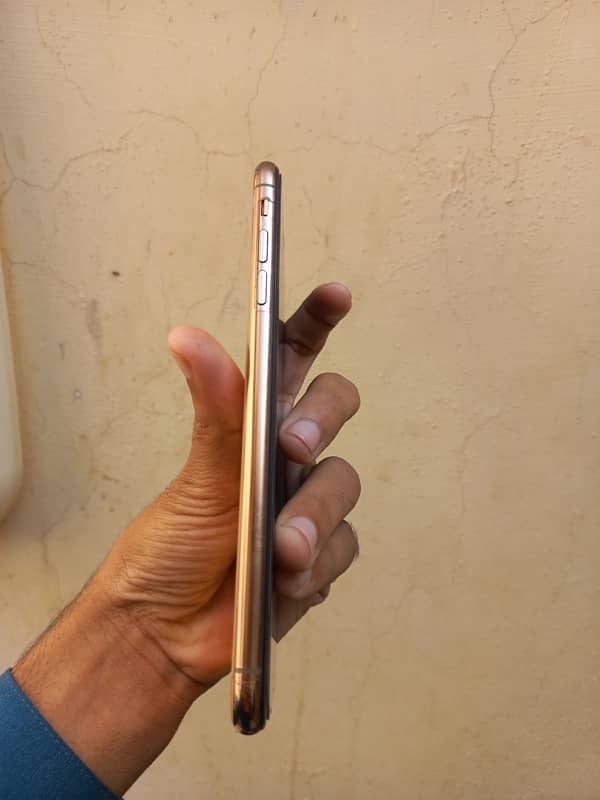 I phone xsmax 64Gb sell non pta 10/10 condition water pack 2