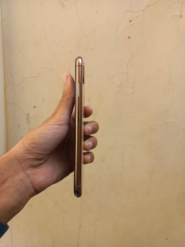 I phone xsmax 64Gb sell non pta 10/10 condition water pack 3