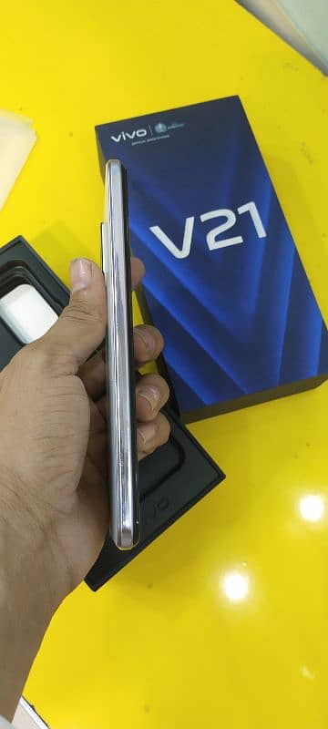 Vivo v21 8 128 with box charge 1