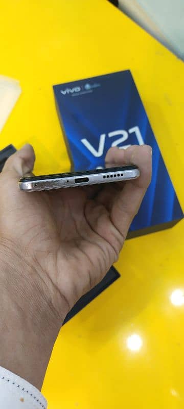 Vivo v21 8 128 with box charge 2