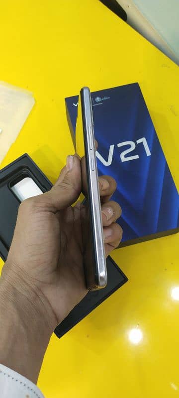 Vivo v21 8 128 with box charge 3