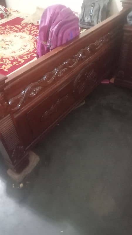 bed dressing king size mein hai Van side table hai 1