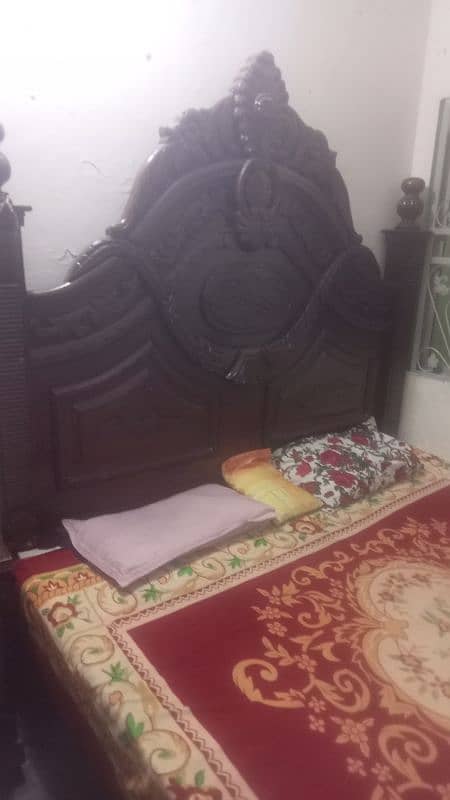 bed dressing king size mein hai Van side table hai 2