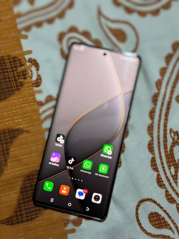 TECNO SPARK 20 pro+ 5