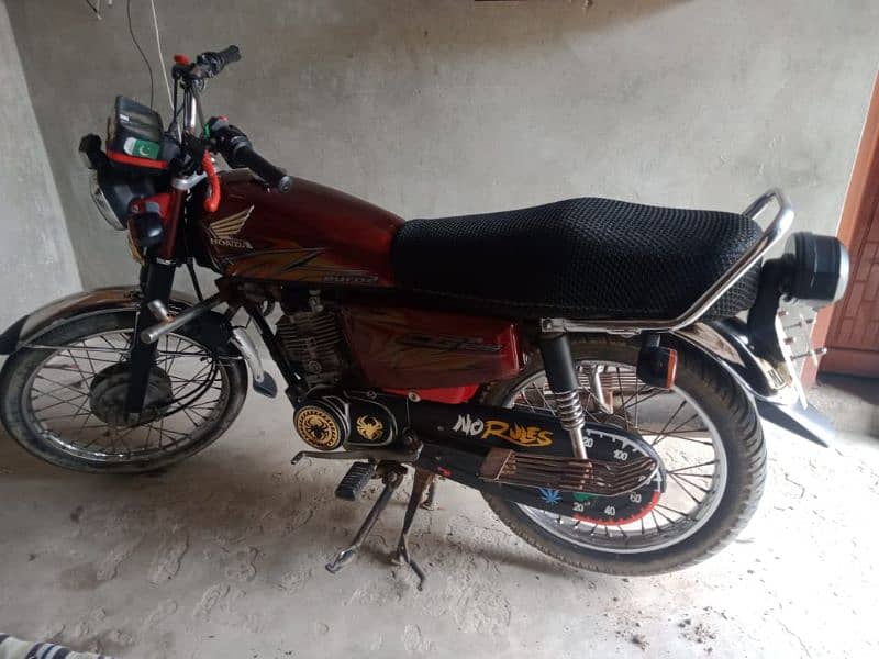 125 Honda 2021 model bilkul saaf condition WhatsApp num 0302/0033368 1