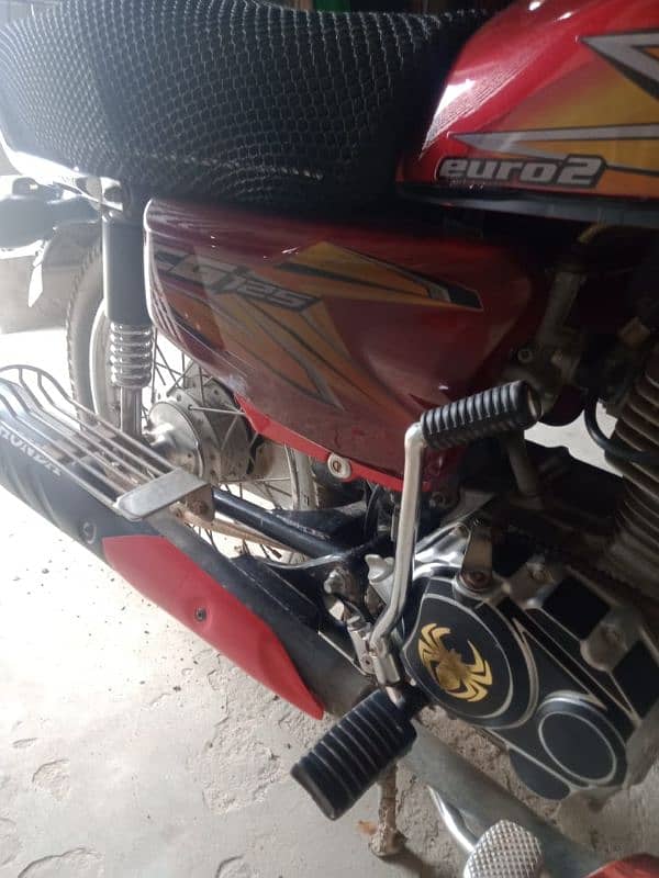 125 Honda 2021 model bilkul saaf condition WhatsApp num 0302/0033368 8