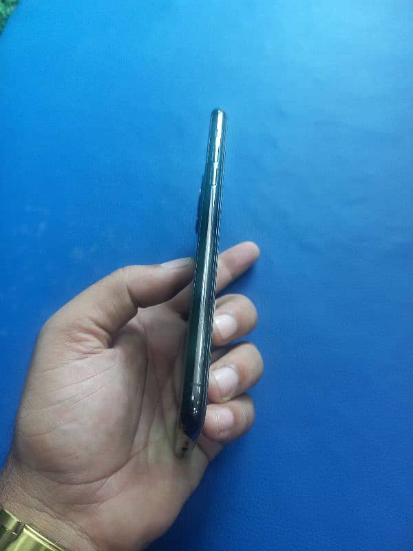 11 pro max bilkul clear phone all ok 2