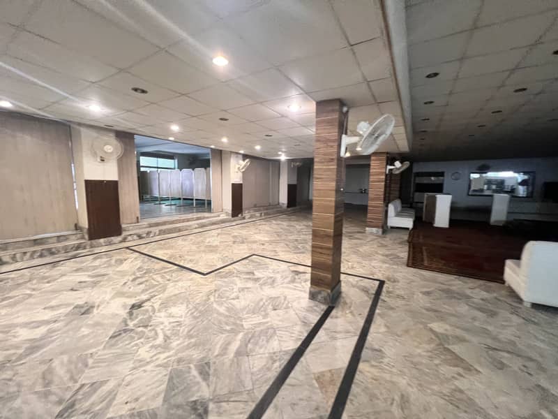 Building In Gulberg Prime Location MM Alam Road 0