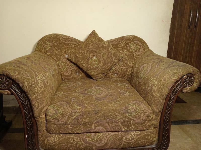 Best quality Original wooden sofa for sale in Best condition 5