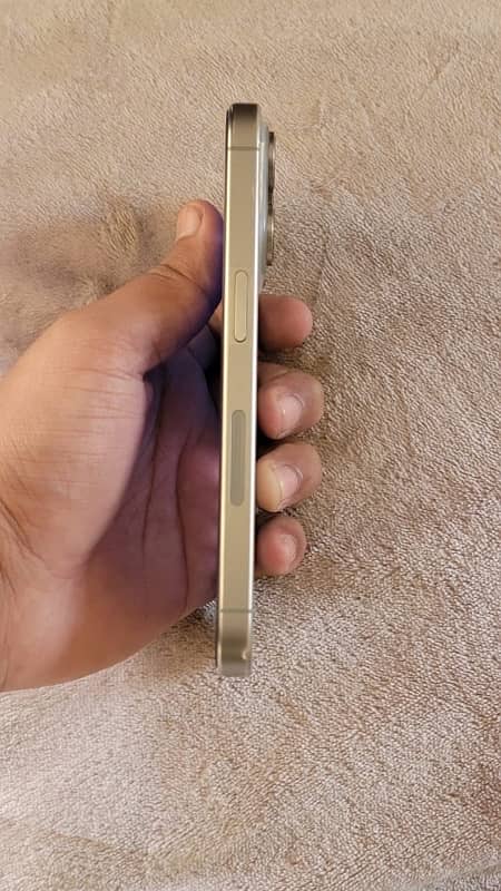 iPhone 15 Pro Natural Titanium JV 4