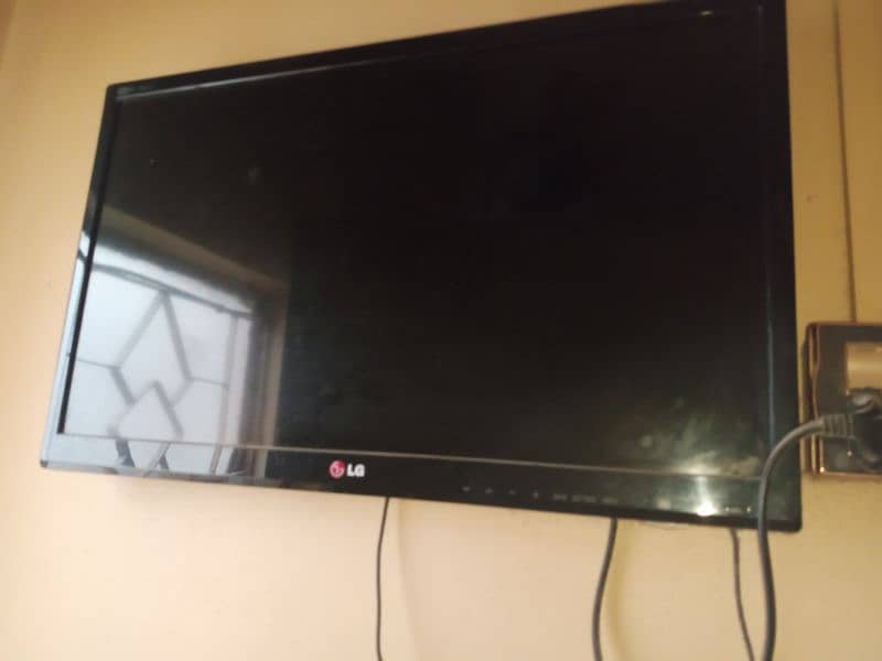 selling 24  inch lg tv 0