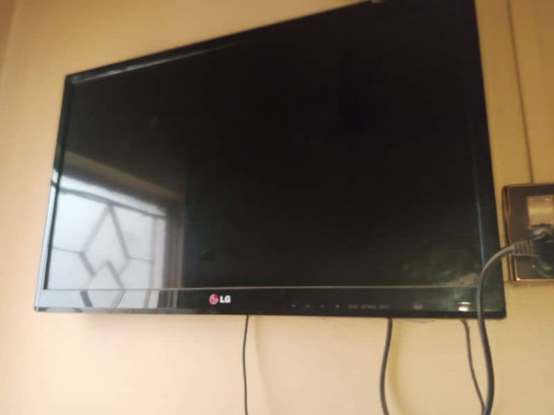 selling 24  inch lg tv 1