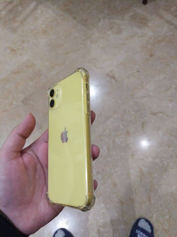 iPhone 11 4/64 GB Yellow color 4