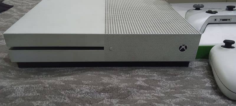 Xbox One S 1 TB 12