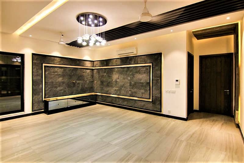 1 Kanal Slightly Used Unique Modern Design House For Sale At Prime Location Near To park in DHA phase 5 Lahore 3