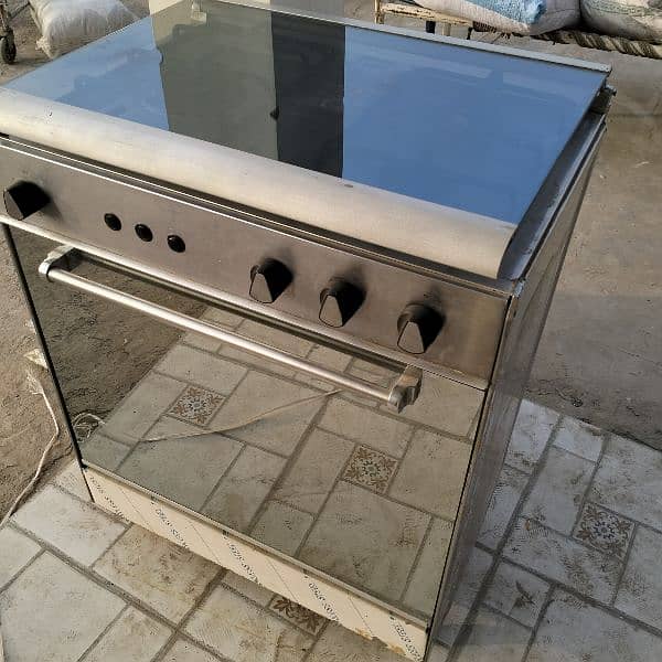 3 in 1  Coking Range with  Oven 8/10 Condition  with Glass Lid 2