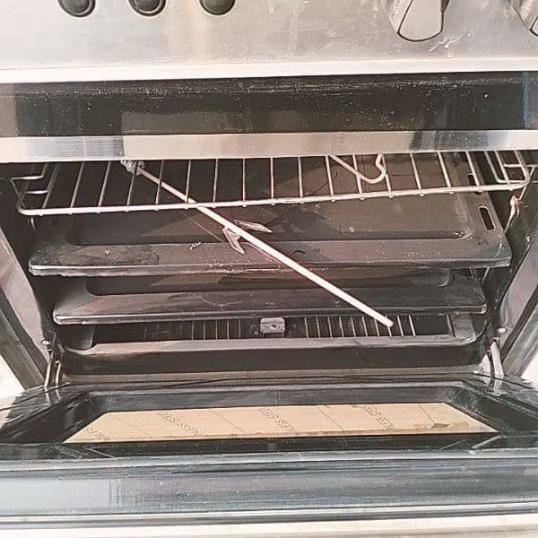 3 in 1  Coking Range with  Oven 8/10 Condition  with Glass Lid 3