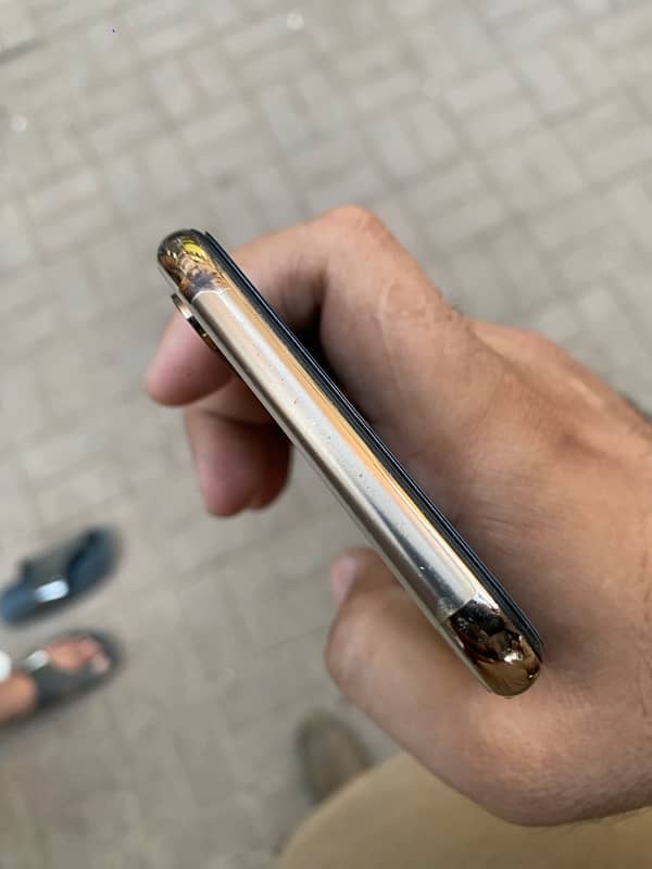 iPhone XS Max 256gb dual physical PTA approved Factory Unlocked. 7