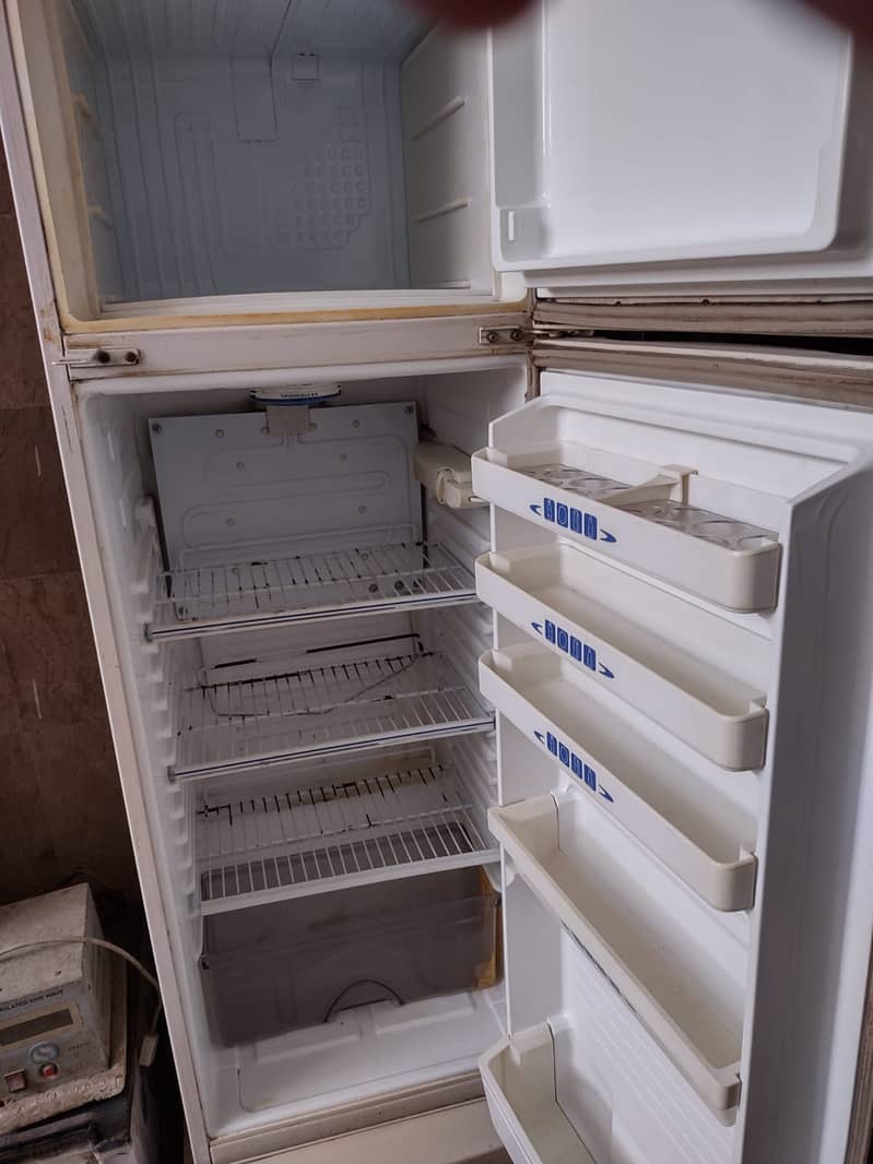 Dawlance medium size fridge 3